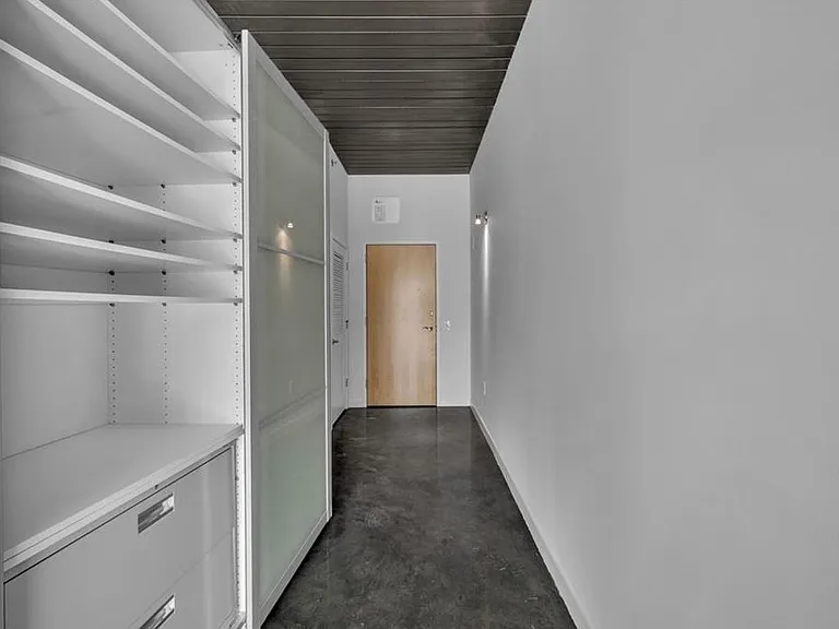 Entrance hallway with hall organizer and storage