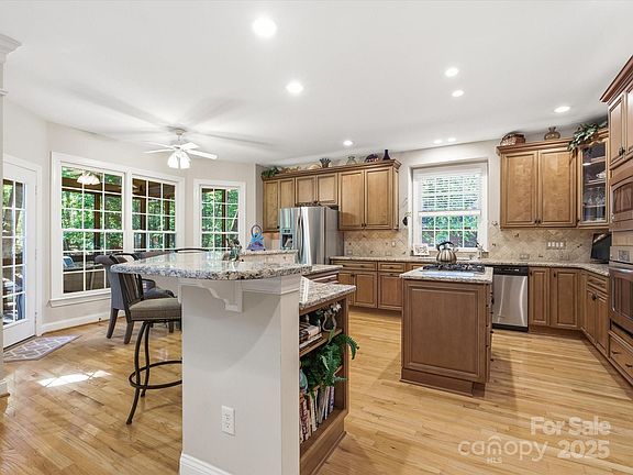 5th image of 9421 Briarwick Ln