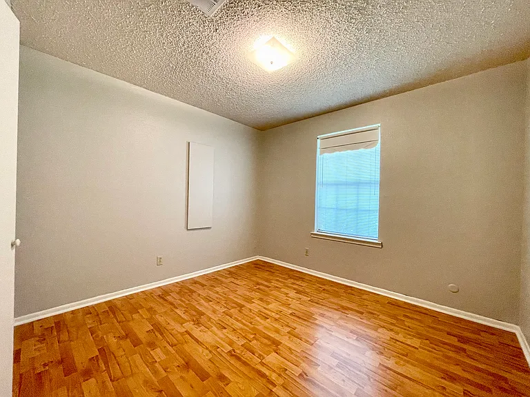 819 S 5th St — Photo 13