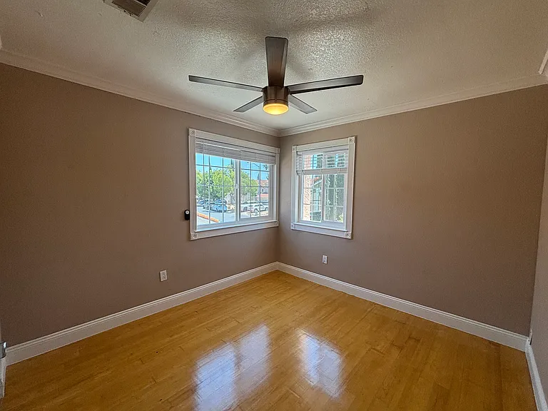 1049 Burnham Dr — Photo 16