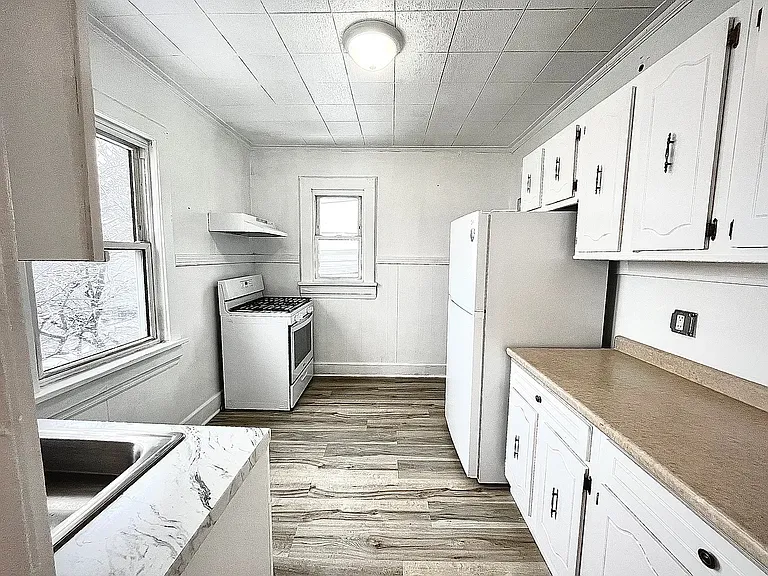 370 Main St #1 — Photo 4