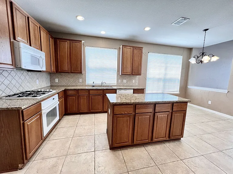 2902 Cedar Wood Dr — Photo 11