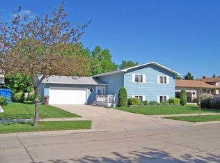 2316 W Springbrook Ct, Grand Forks, ND 58201