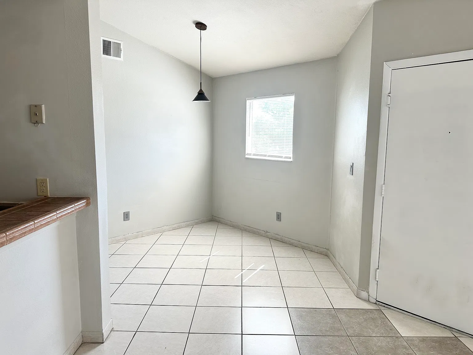 2 bed, 930 sqft, $1,380 — Photo 3