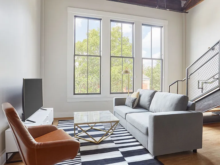 1405 S Flores St — Photo 12