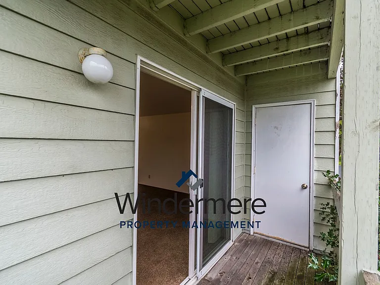 1576: 76 N Oak Harbor St — Photo 12