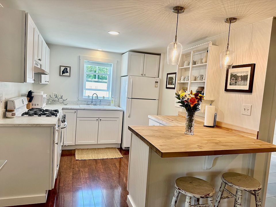Renovated kitchen - bright & cozy!