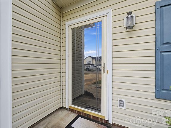 4th image of 2720 Round Hill Ct