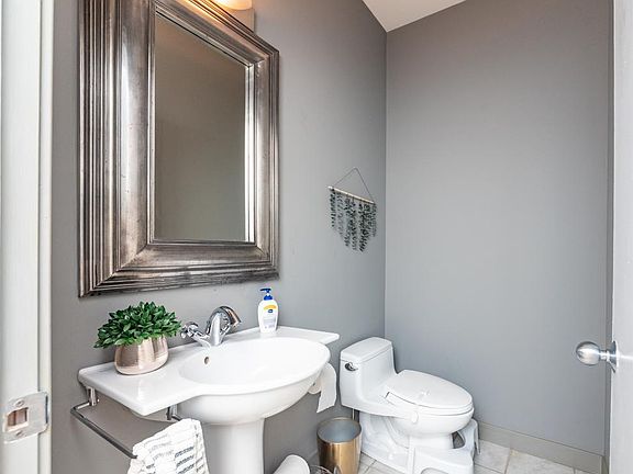 3rd image of 866 N Hermitage Ave APT 1