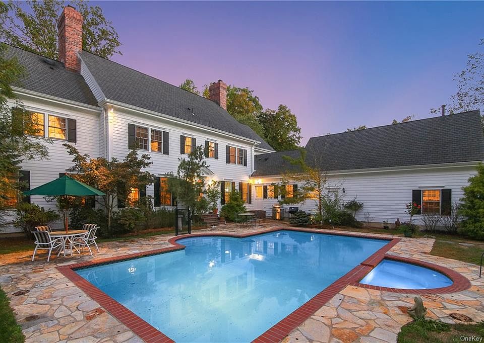 1st image of 21 Shadow Brook Ln