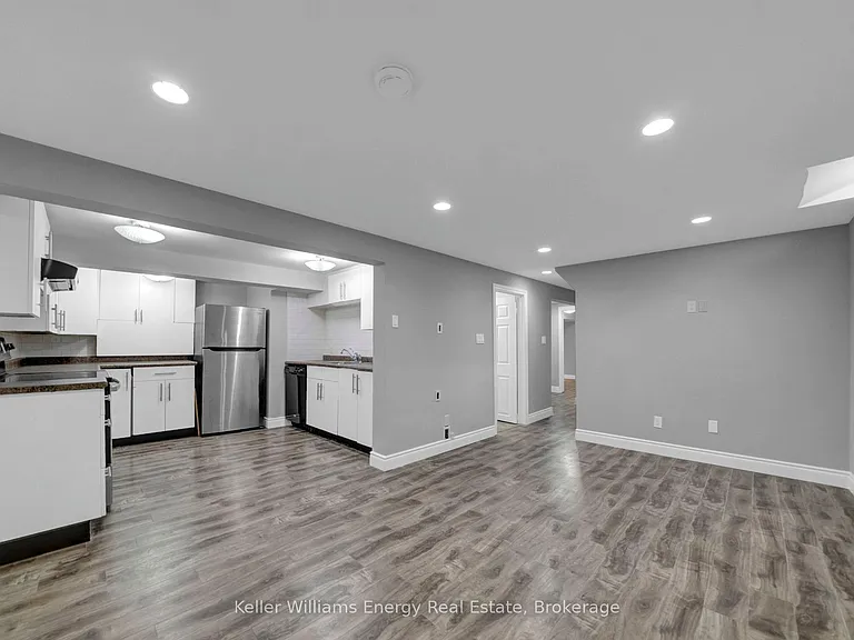 1137 Norman Cres #LOWER — Photo 24