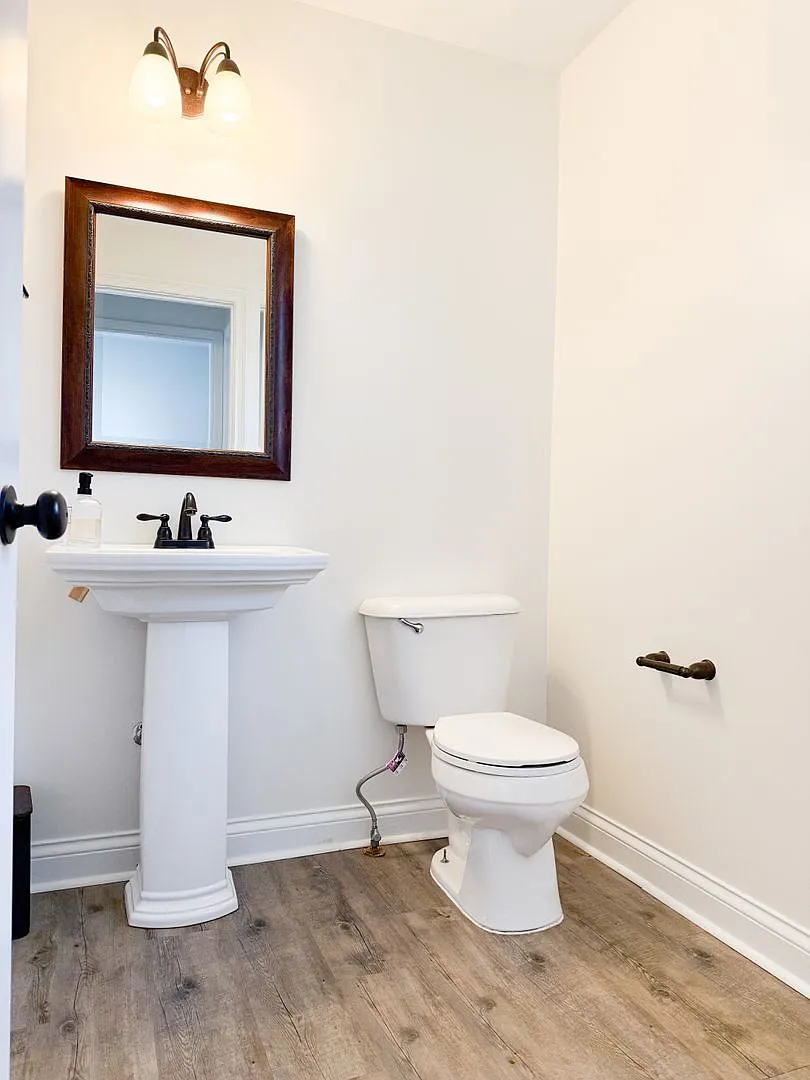 3 Bedroom 2 Bathroom Home — Photo 3