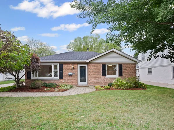 837 E Rockland Rd, Libertyville, IL 60048