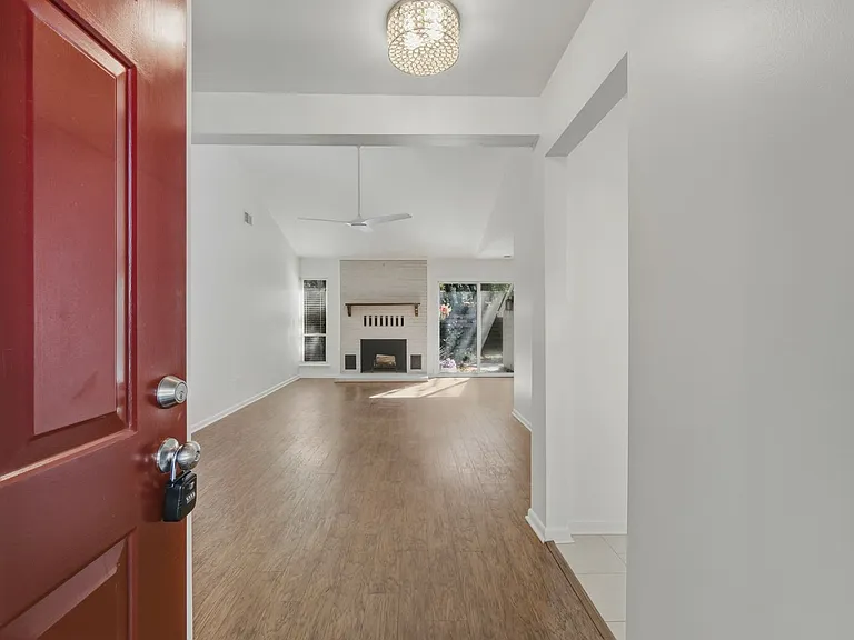 1077 Sardis Cove Dr — Photo 3