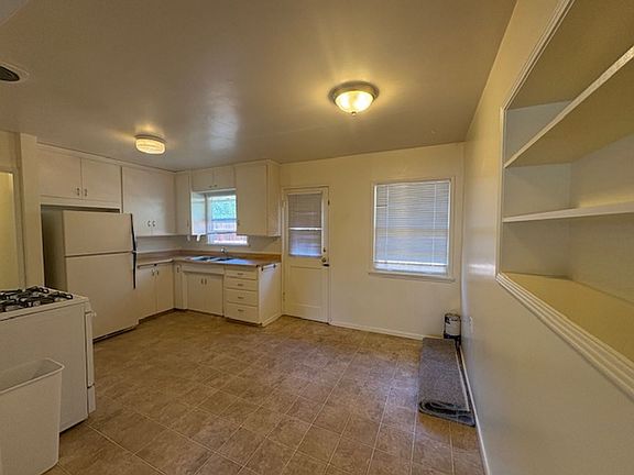 2nd image of 132 & 136 Stenner St #132