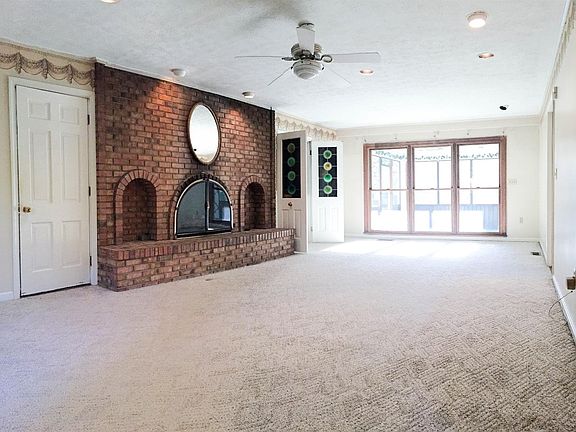 4th image of 832 Rosewood Dr