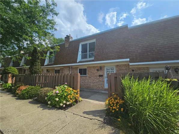 6472 State Rd APT J8, Parma, OH 44134
