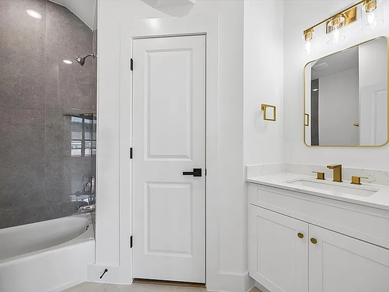 1325 W 22nd St — Photo 24
