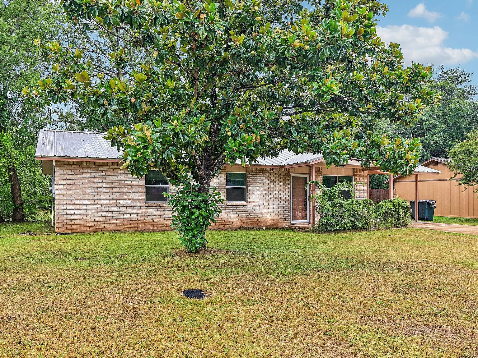 3 bed, 1.0 bath, 1008 sqft, $1,650 — Photo 3