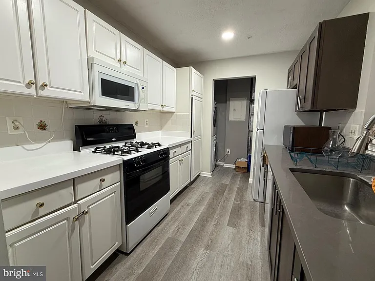 10019 Vanderbilt Cir #14-16 — Photo 6