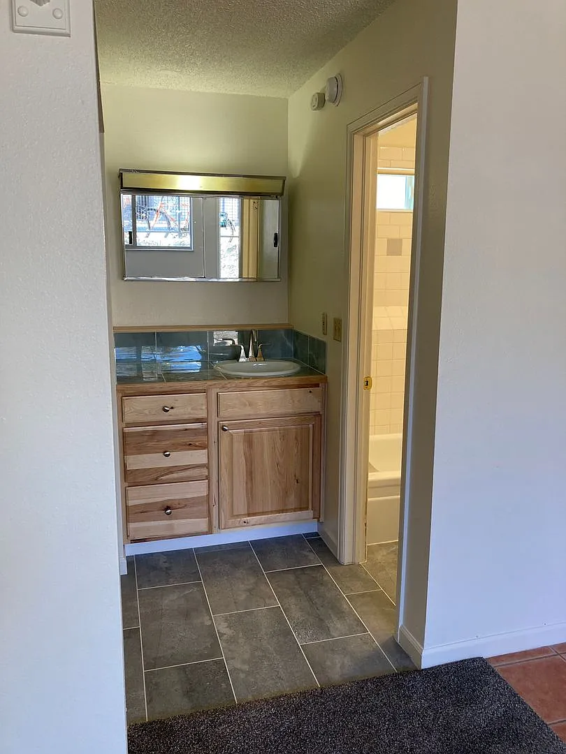 2295 Goss — Photo 3