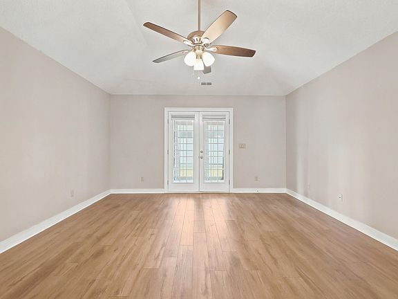 3rd image of 523 Parish Ln.