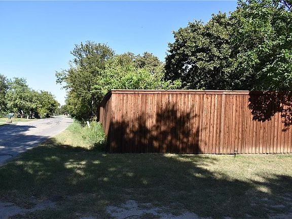 3rd image of 708 E Hundley Dr