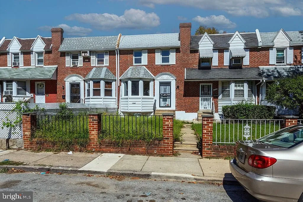 3 bed, 1.5 bath, 1080 sqft, $1,800 — Photo 2