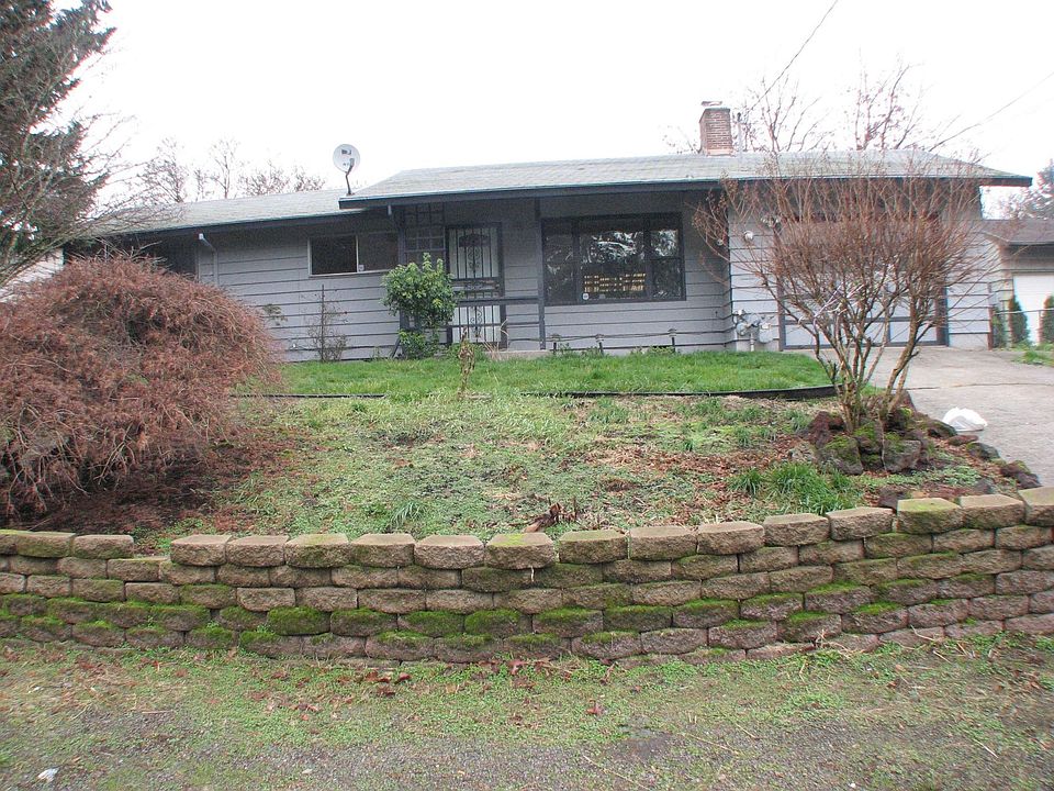 Nicely Landscaped Front Yard