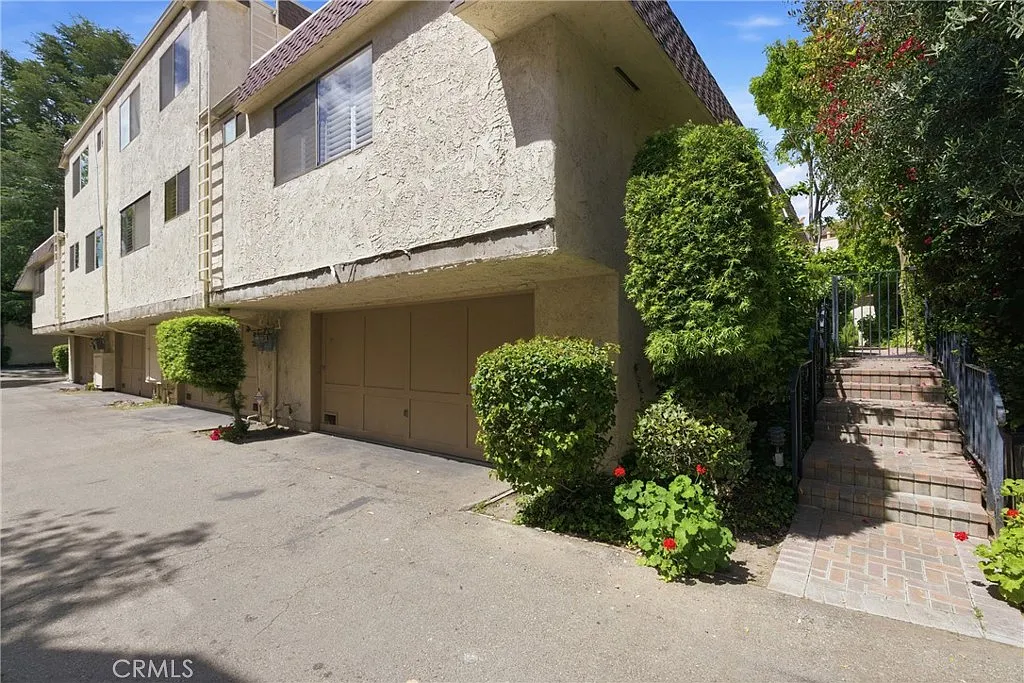 1 bed, 1032 sqft, $3,300 — Photo 2