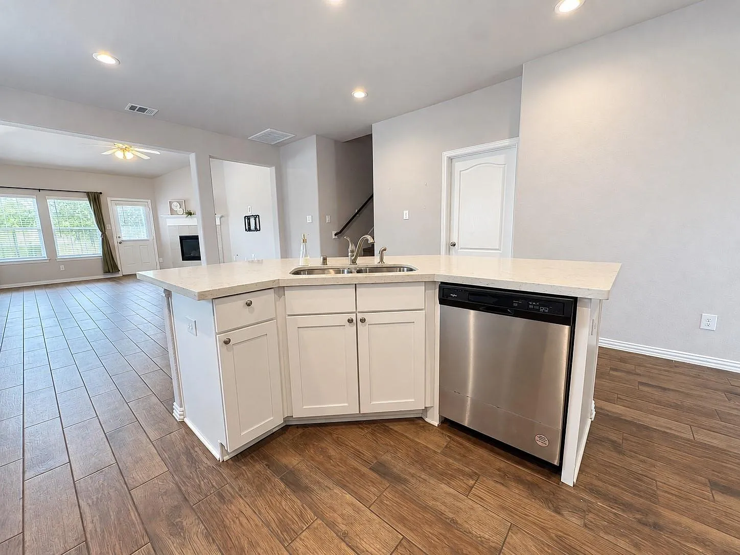 4 bed, 2.5 bath, 2267 sqft, $2,100 — Photo 3