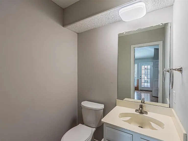 2801 Cambridgeshire Dr — Photo 19