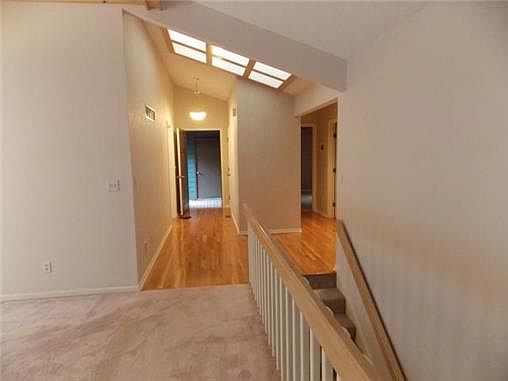4th image of 225 Lakeside Dr
