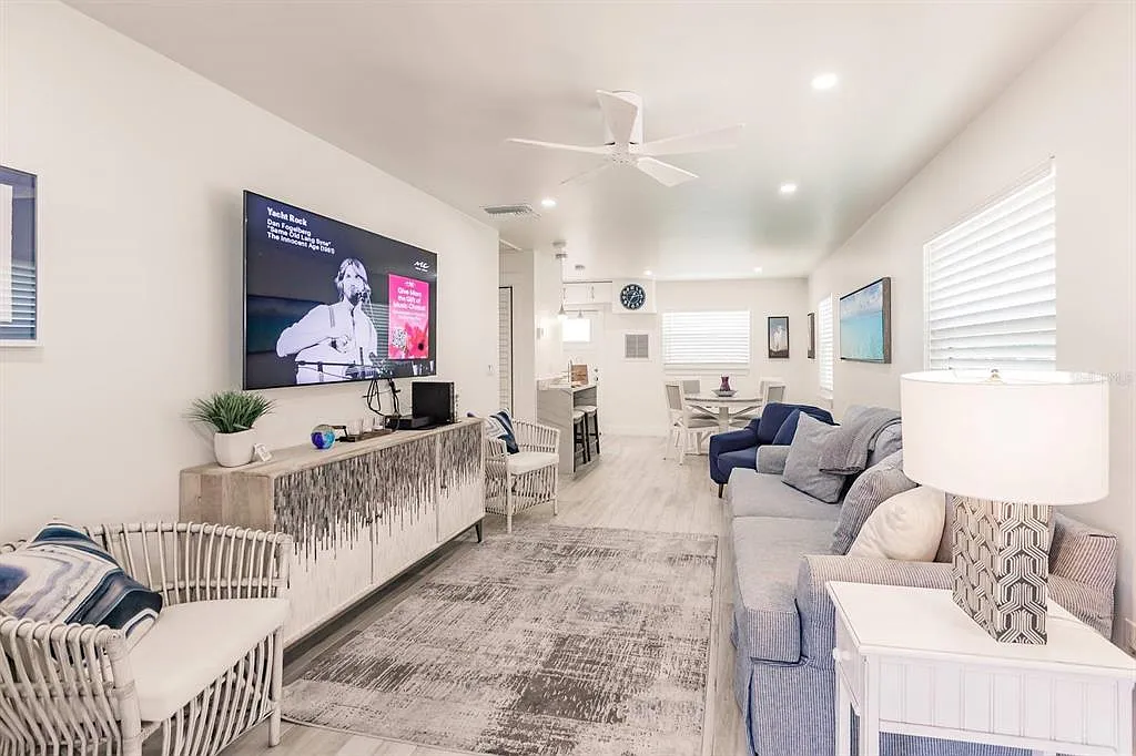 1 bed, 1.0 bath, 696 sqft, $5,970 — Photo 2