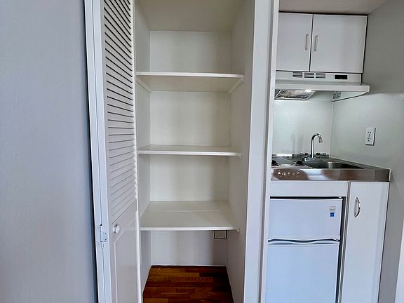 3rd image of 542 Mason St #64