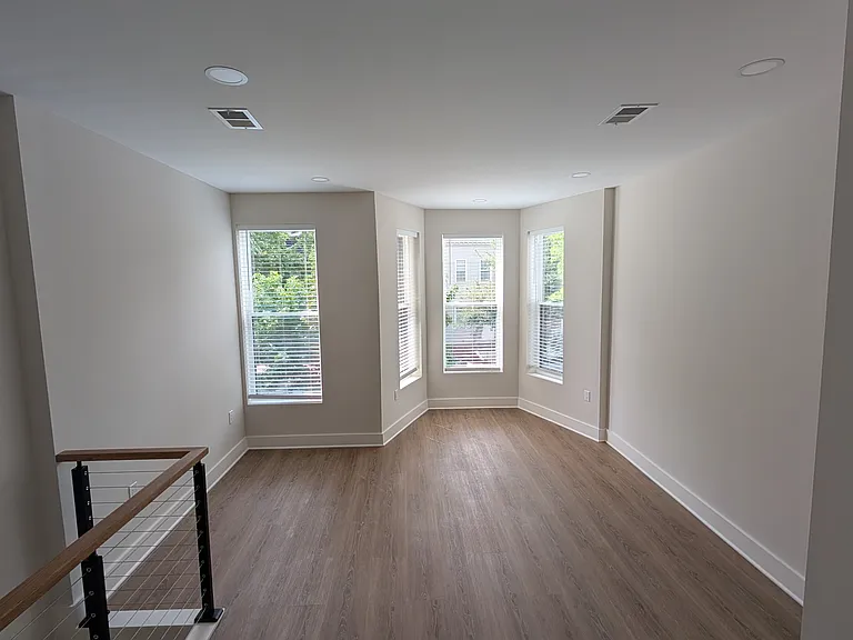 821 4th St NE #B — Photo 3