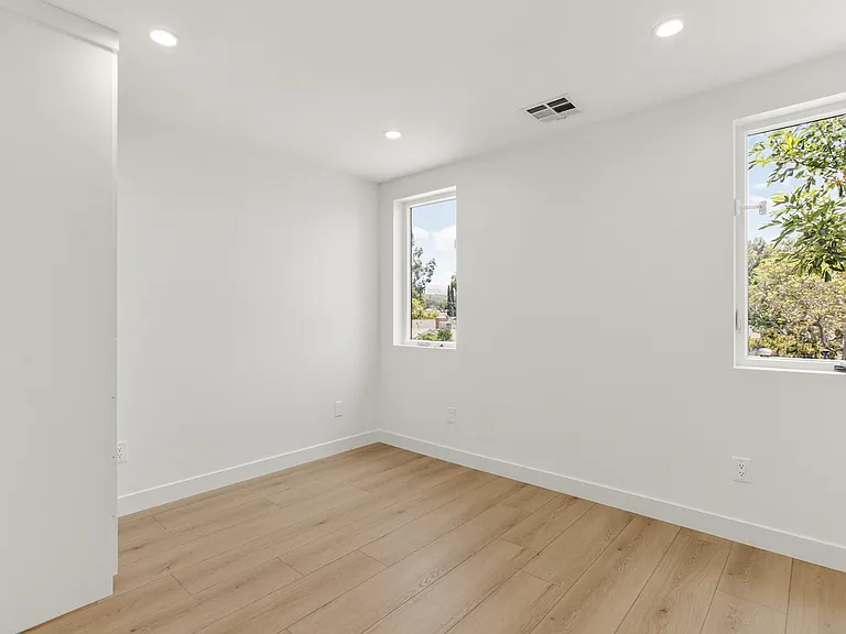 11506 Valjean Ave — Photo 8