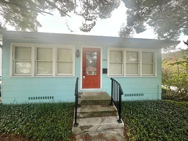 1211 18th St W