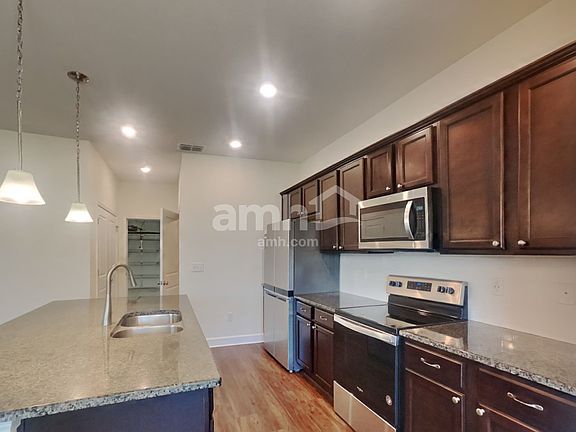 3rd image of 920 Walden Pond Dr