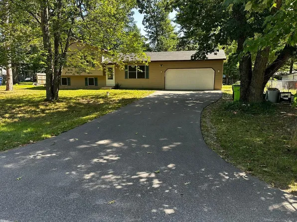 1859 Kozy Ct, Interlochen, MI 49643