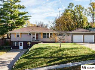 7345 N Ridge Dr, Omaha, NE 68112