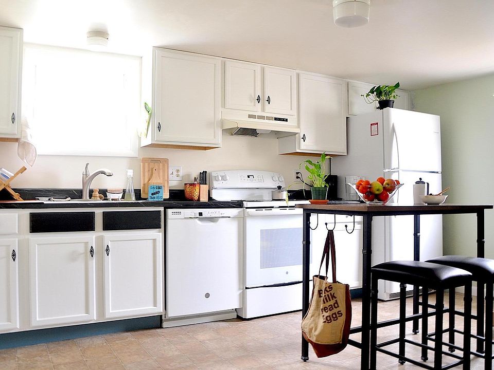 Large eat-in kitchen with dining table and dishwasher