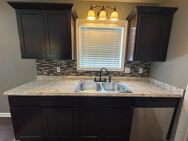 910 Applegrove Cir — Photo 4