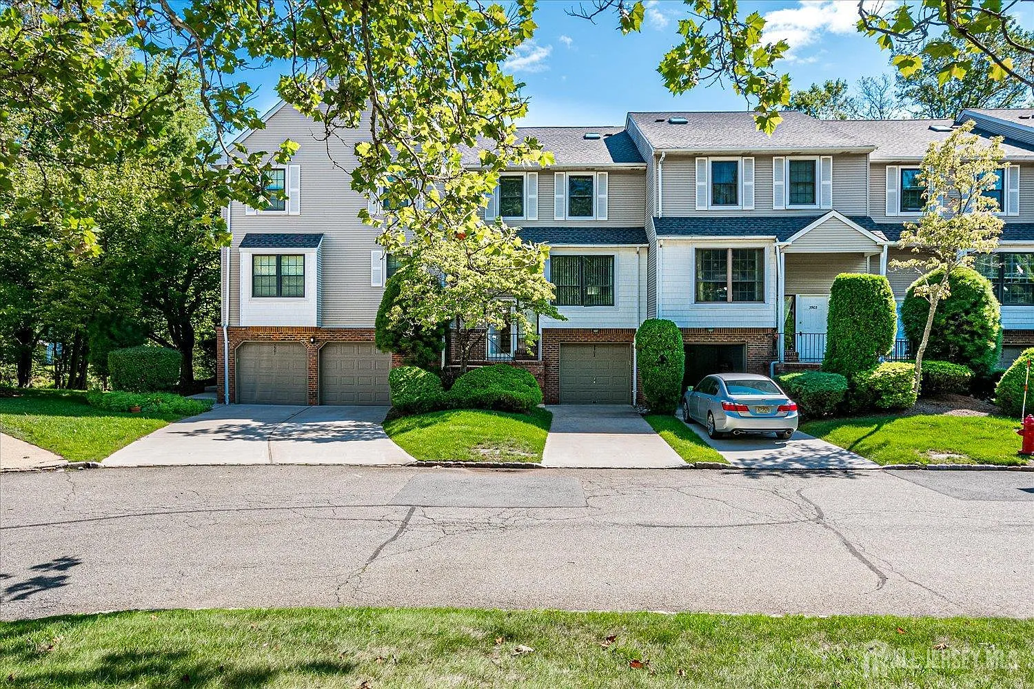 3 bed, 2.5 bath, 2520 sqft, $4,200 — Photo 1