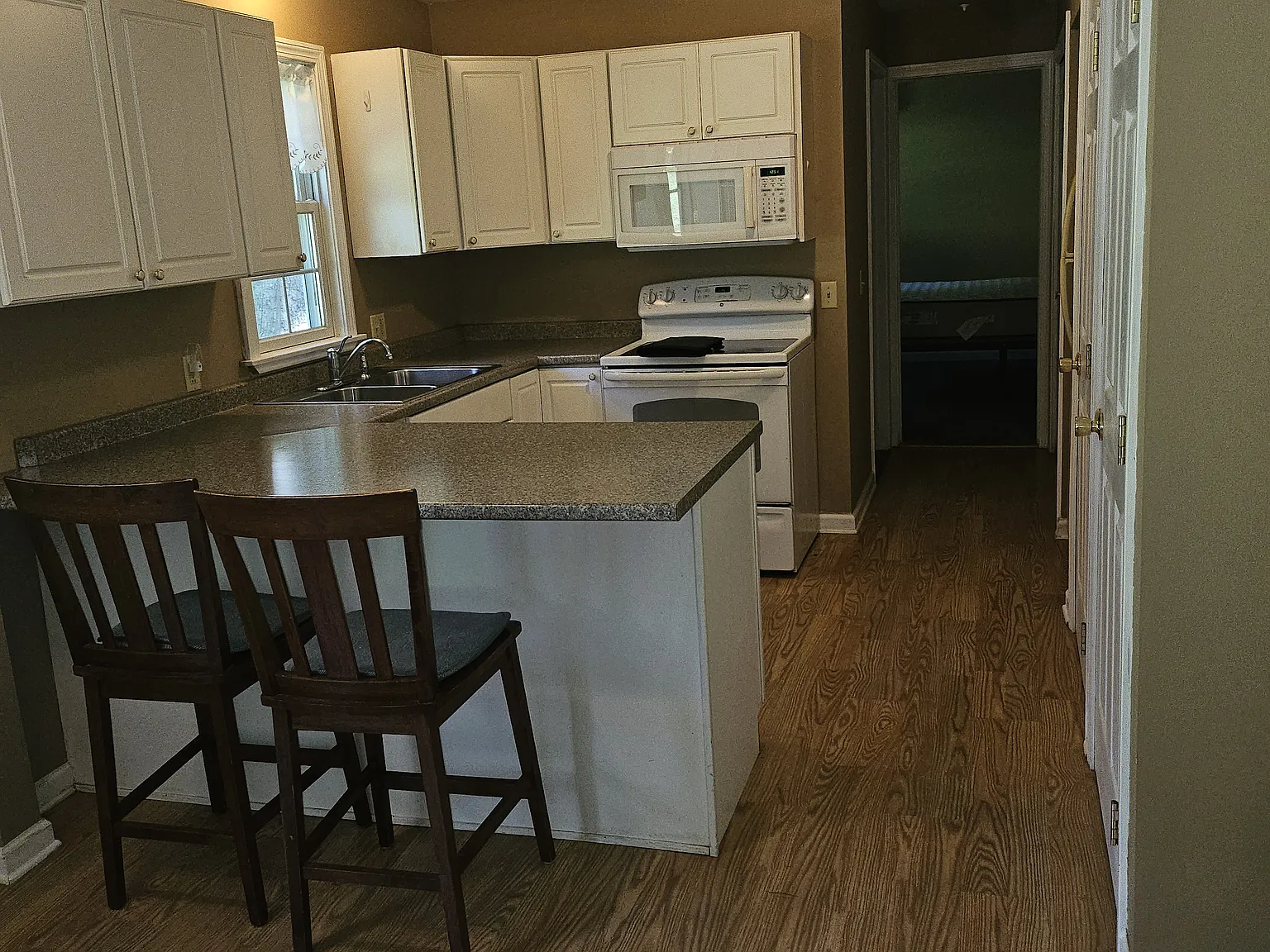 1 bed, 450 sqft, $1,300 — Photo 4