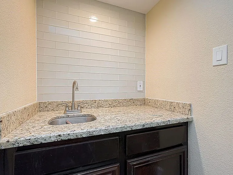 2039 Shorewood Ln — Photo 12