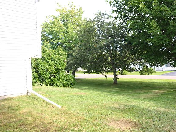 5th image of 33 Amanda Dr E