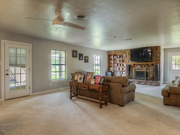 4th image of 215 Rosemary Ln