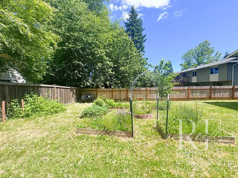 2228 NE Ridgewood Dr — Photo 26