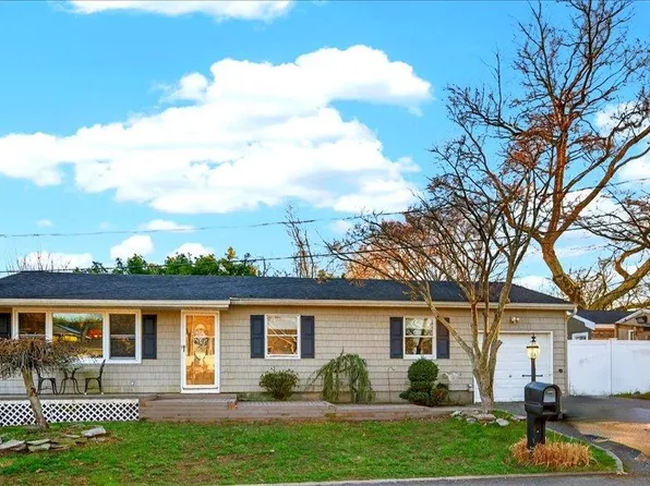 2 Pike Street, East Patchogue, NY 11772